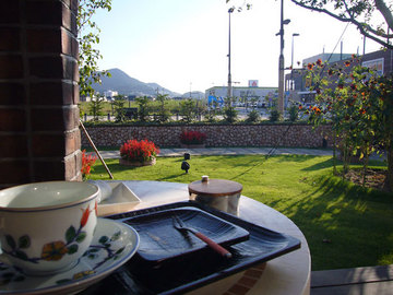 09092004.jpg